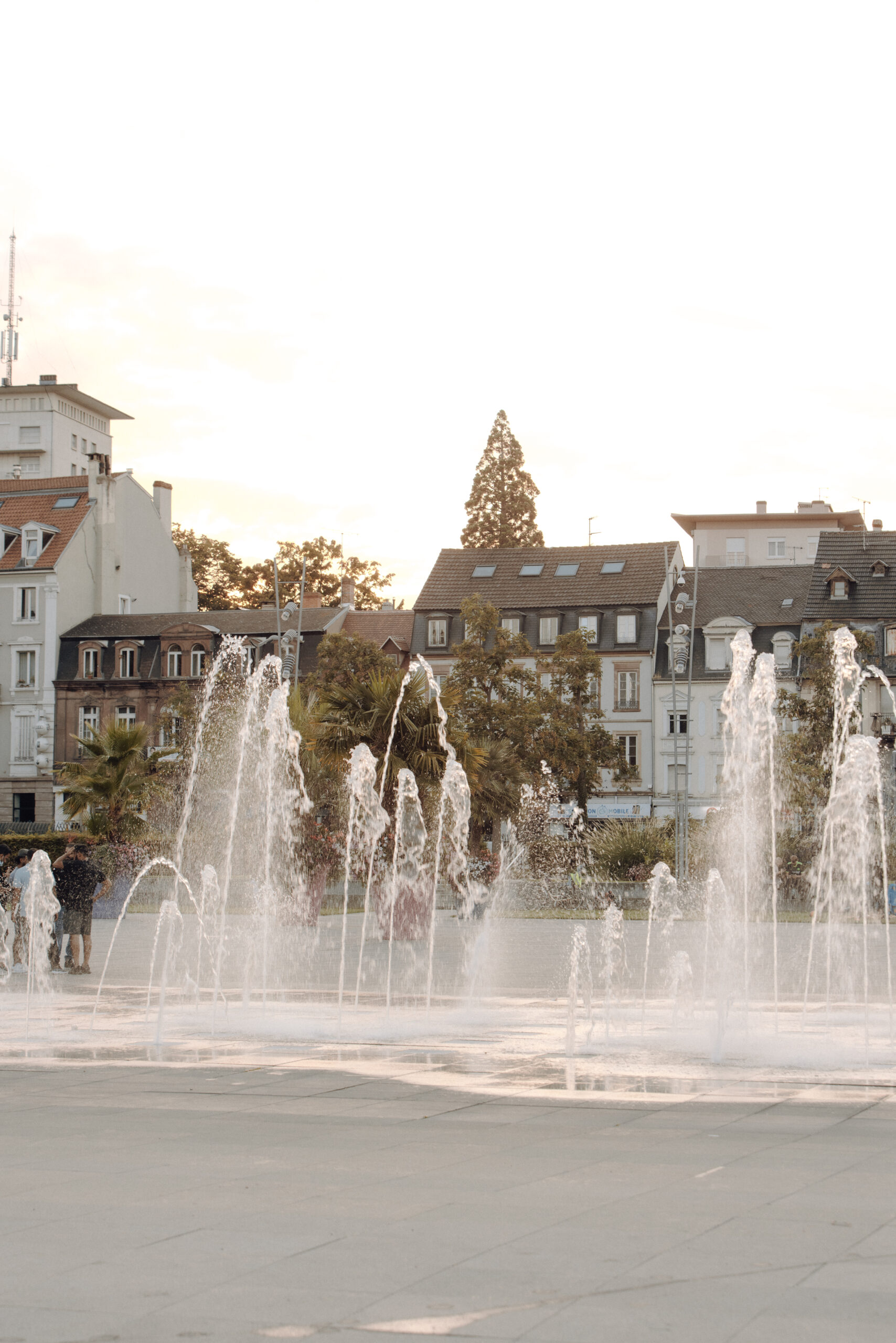 Wasserföntänen auf einem Platz in Straßbourg wie sie aus dem Boden raus in die Höhe spritzen.