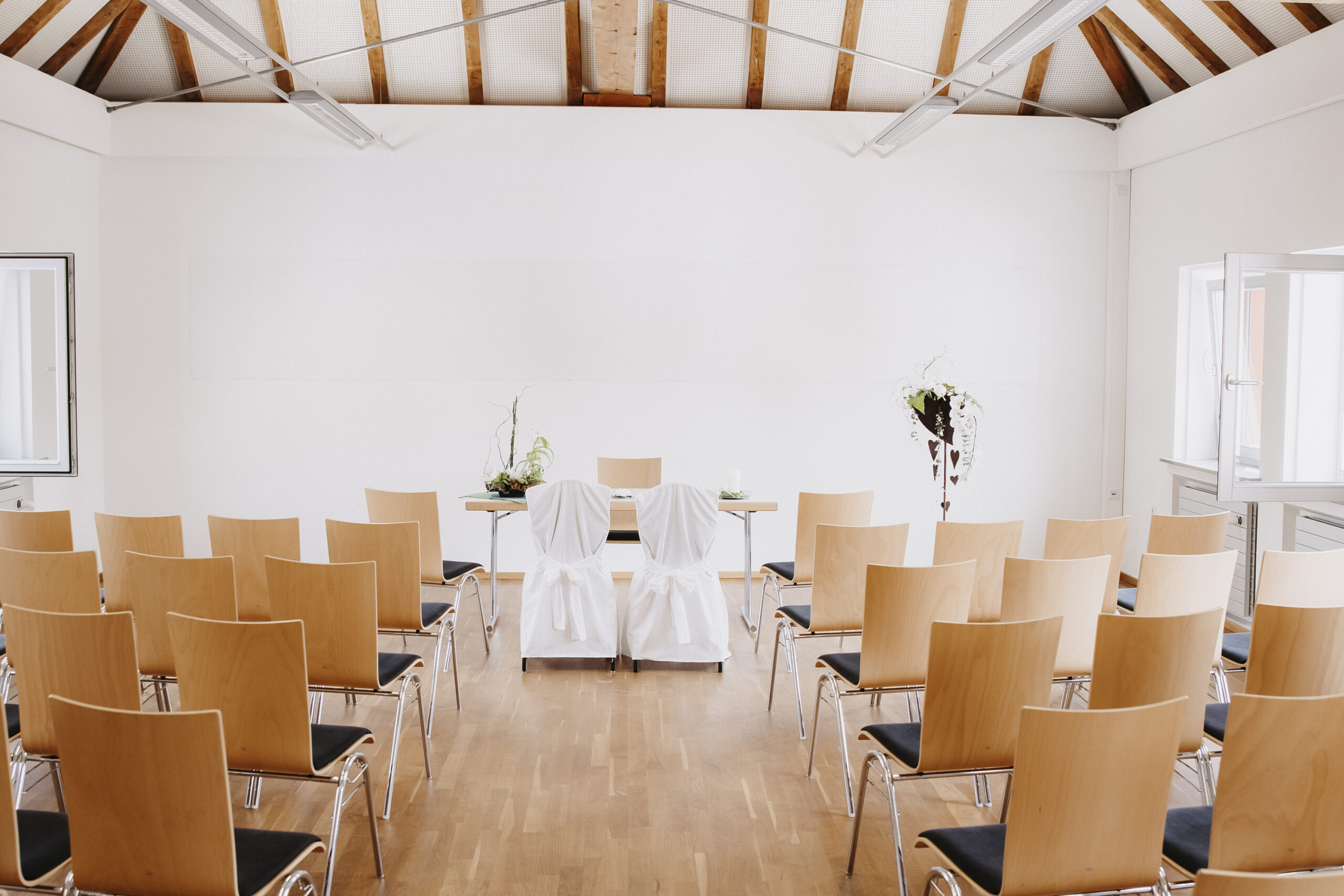Standesamt Munzingen Freiburg im Breisgau leerer bestuhlter Raum für Hochzeit