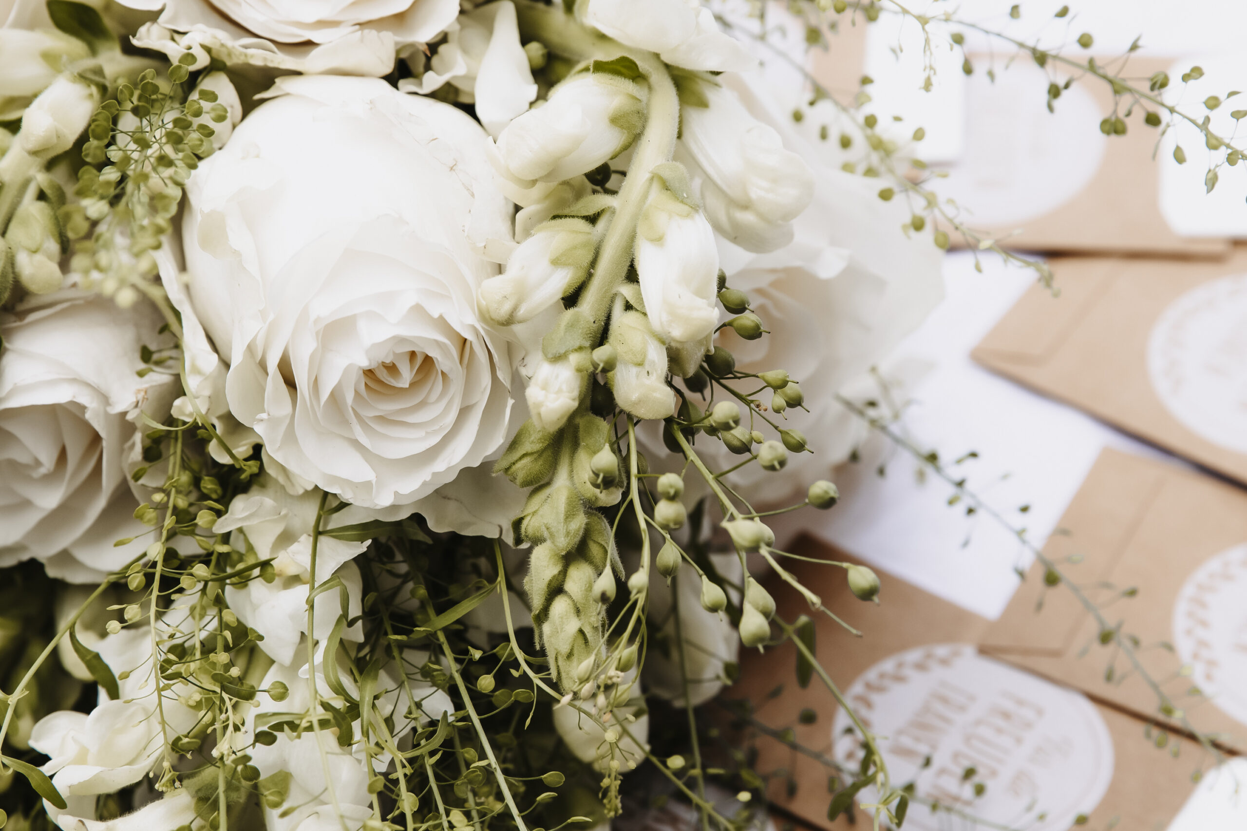 Ausschnitt Brautstrauss mit weißen rosen