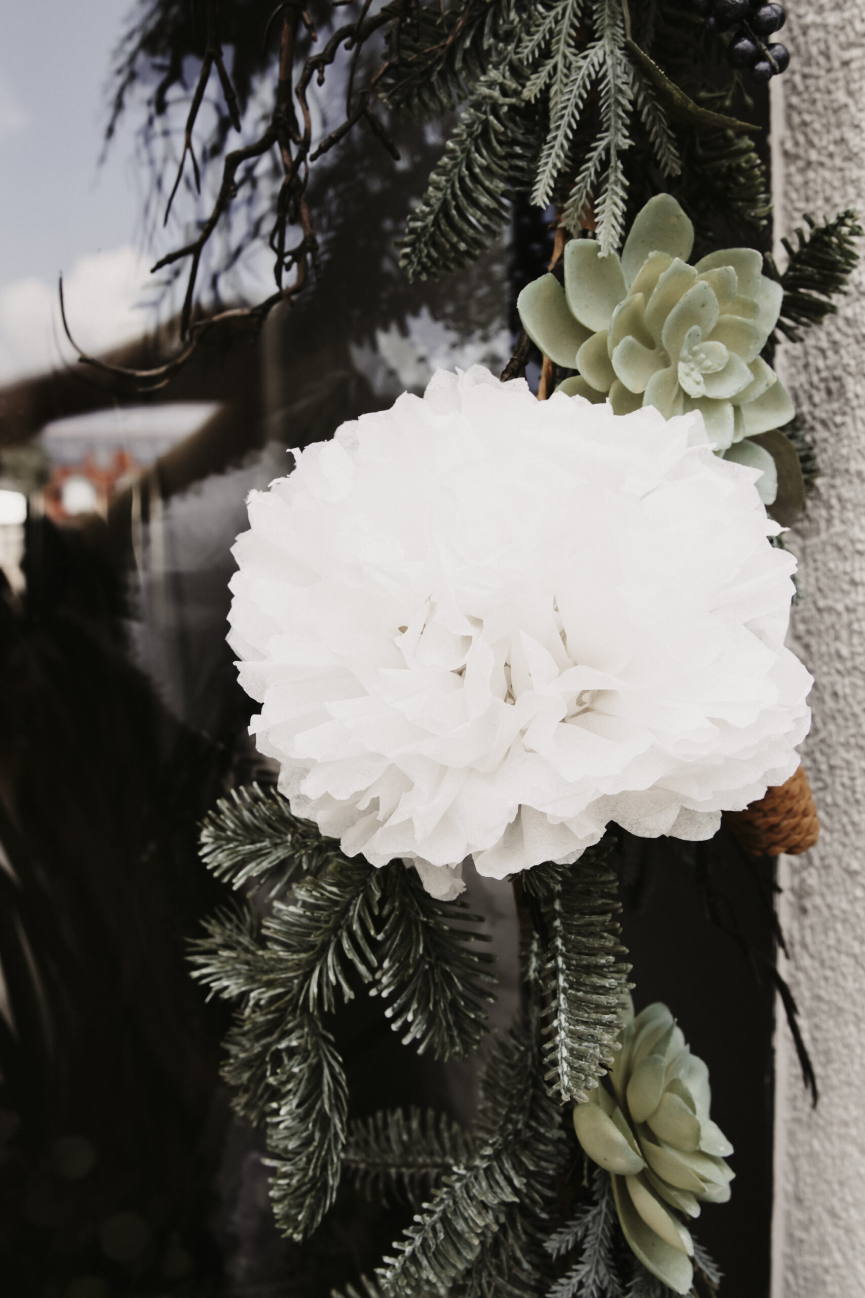 Dekoration - Blumenausschnitt weiß und Tanne Hochzeit an der Türe
