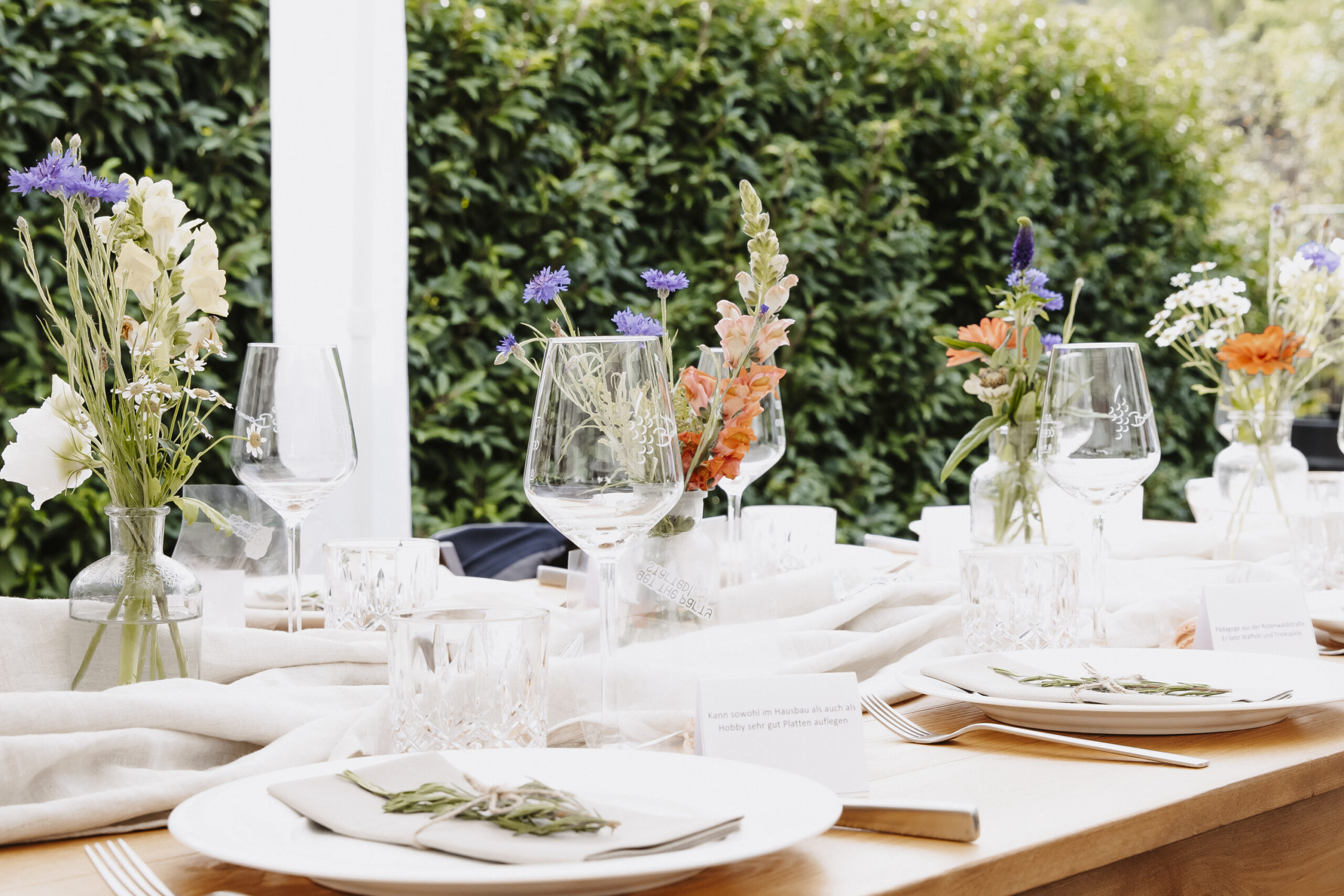 Nahaufnahme Hochzeitstisch für die Hochzeitsgäste in Munzingen mit Blumen und Geschirr