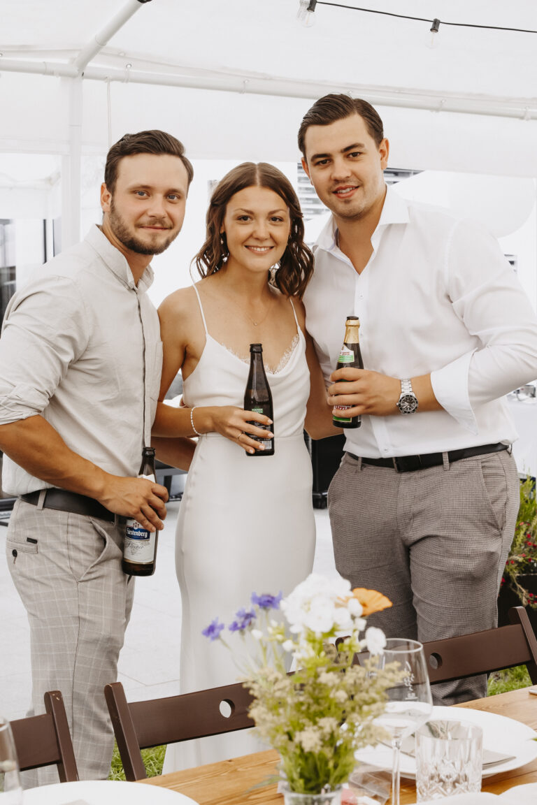 Braut mit zwei männlichen Hochzeitsgästen. Alle schauen in die Kamera und haltet ein bier in der Hand. Heiraten in Freiburg