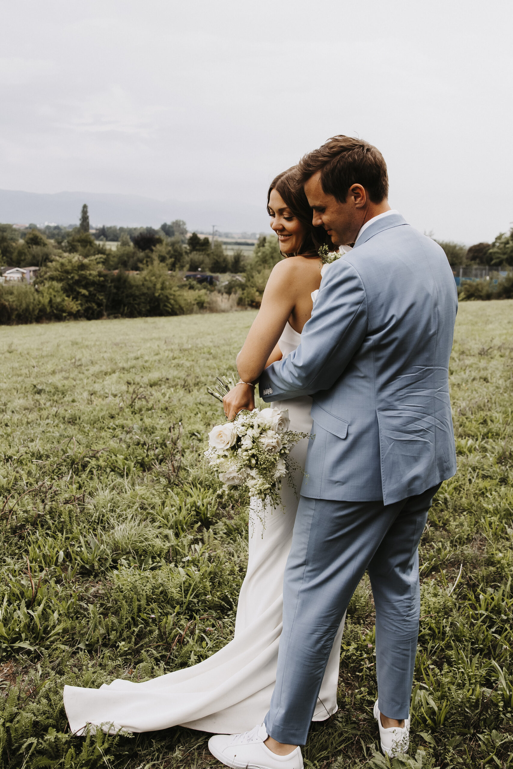 Brautpaarshooting - Ehemann und Ehefrau - Braut und Bräutigam tanzen zusammen, Küssen sich, schauen sich an, halten Hände, umarmen sich, zeigen ihre Outfits