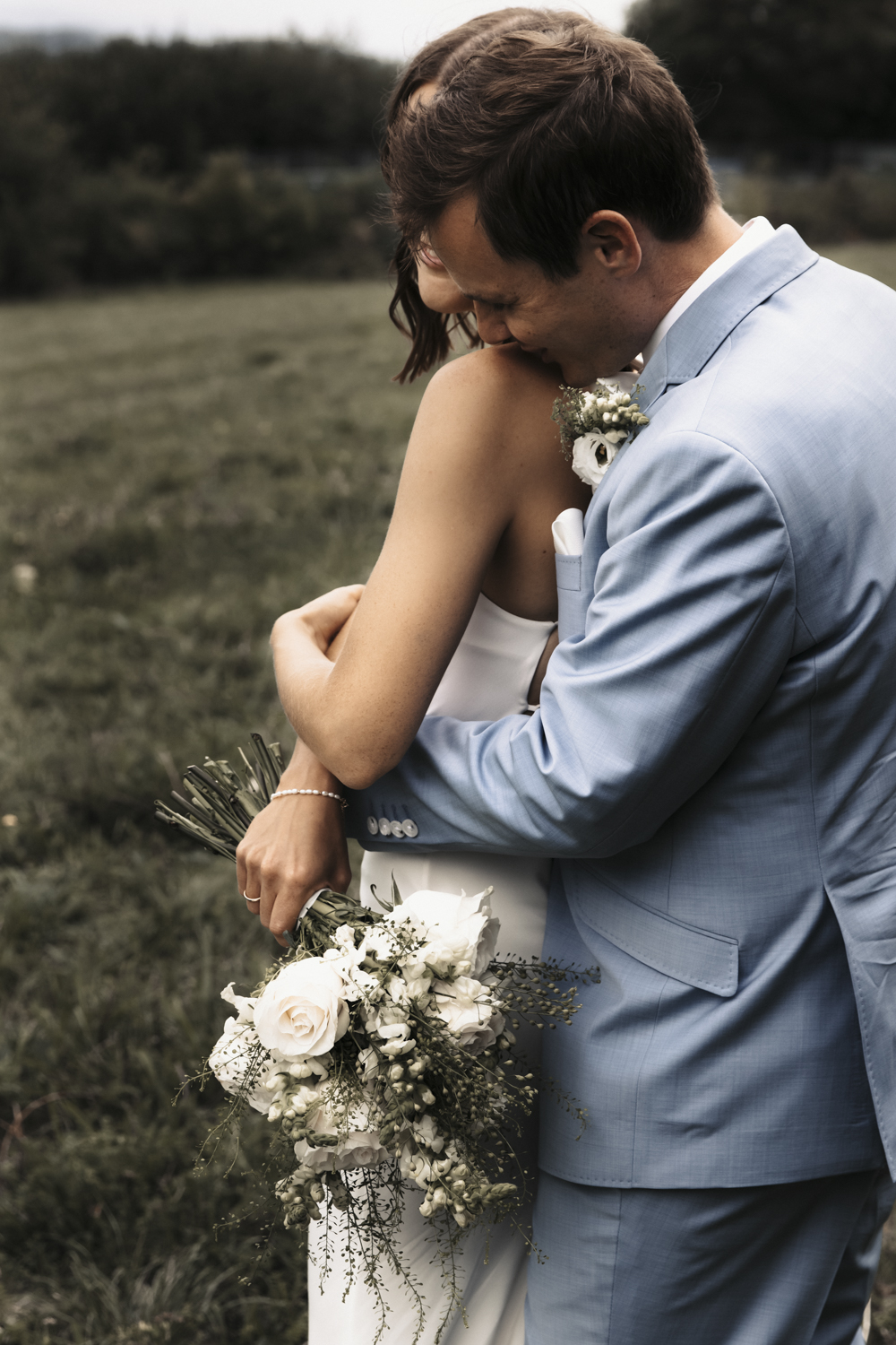Brautpaarshooting - Ehemann und Ehefrau - Braut und Bräutigam tanzen zusammen, Küssen sich, schauen sich an, halten Hände, umarmen sich, zeigen ihre Outfits.