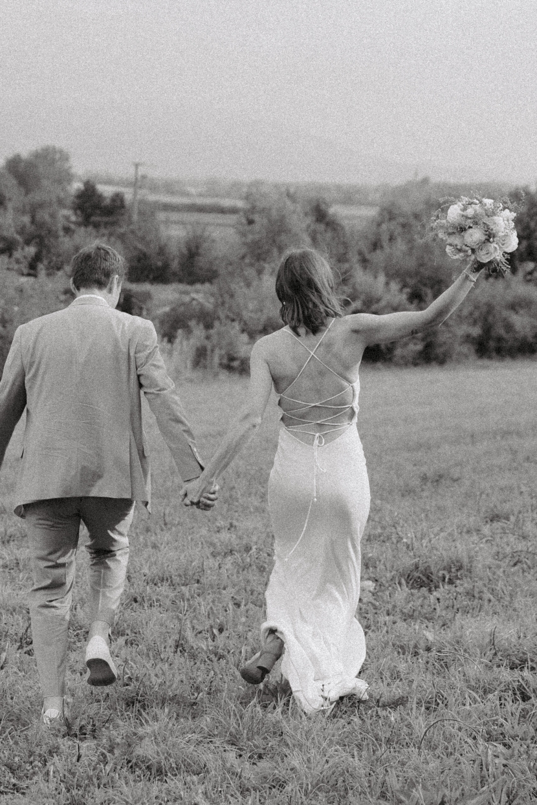 Brautpaarshooting - Ehemann und Ehefrau - Braut und Bräutigam tanzen zusammen, Küssen sich, schauen sich an, halten Hände, umarmen sich, zeigen ihre Outfits