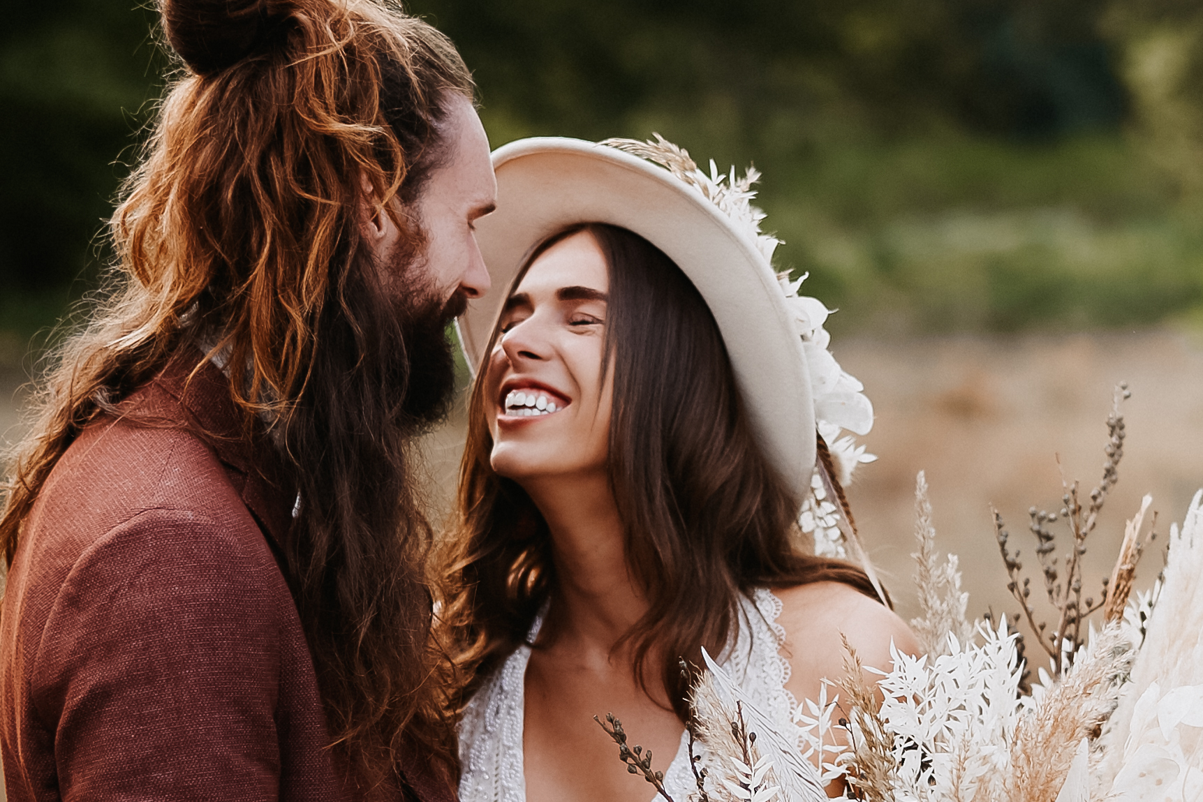 Frau ist glücklich Ihren Mann gleich zu küssen während einem Brautpaarshooting auf Mallorca