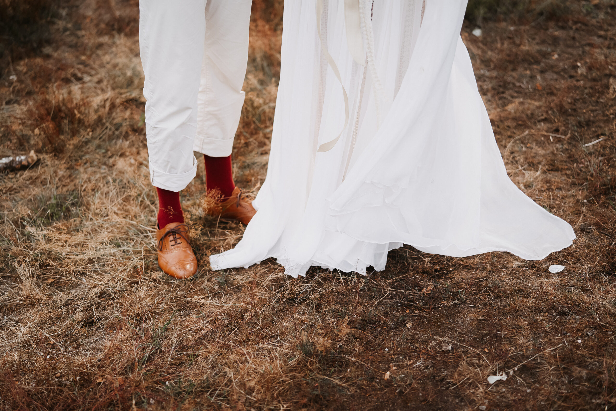 Close up - Schuhe und Socken vom Ehemann und das Kleidende der Ehefrau
