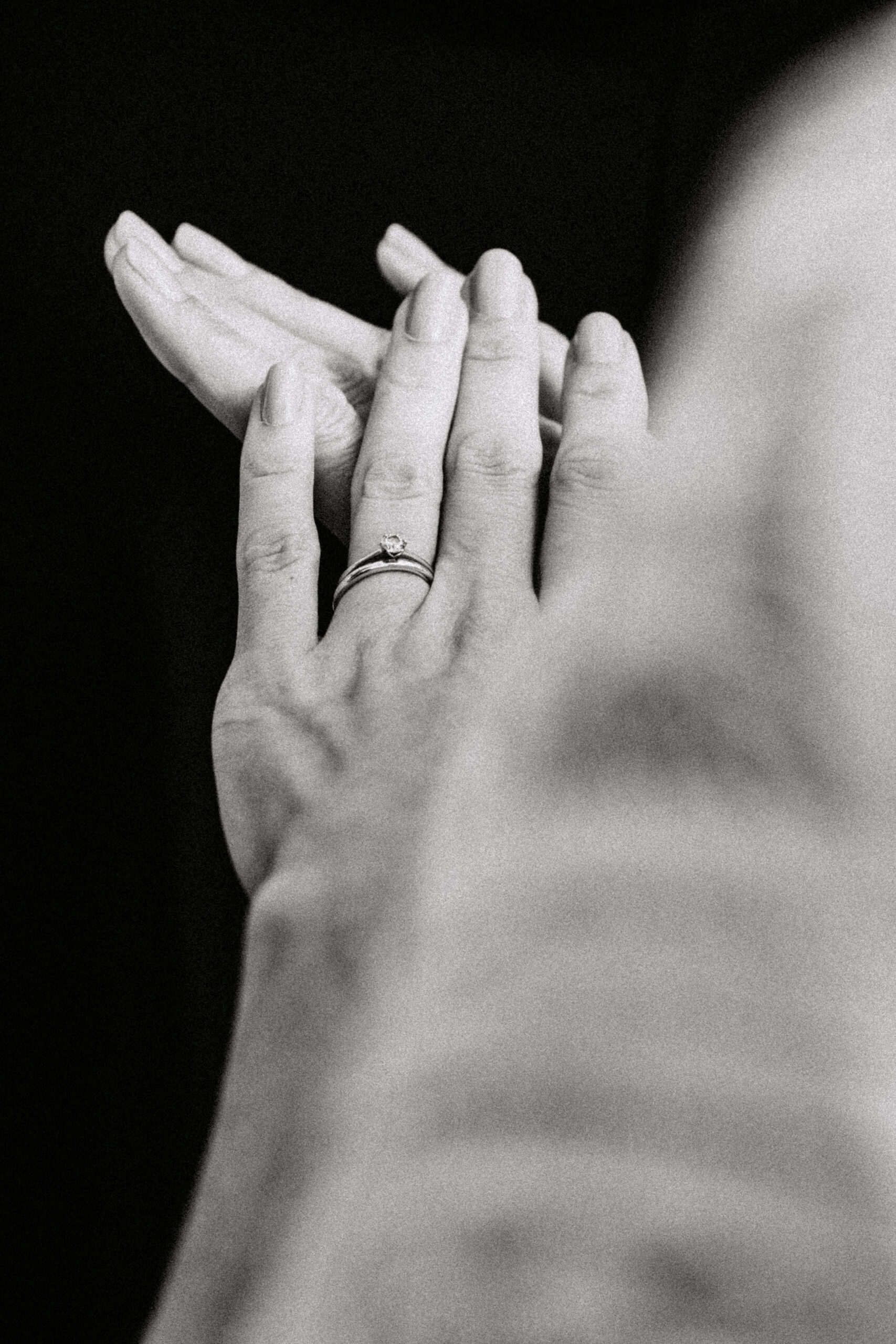 Brauthände während sie ihren neuen Ehering zeigt und begutachtet.