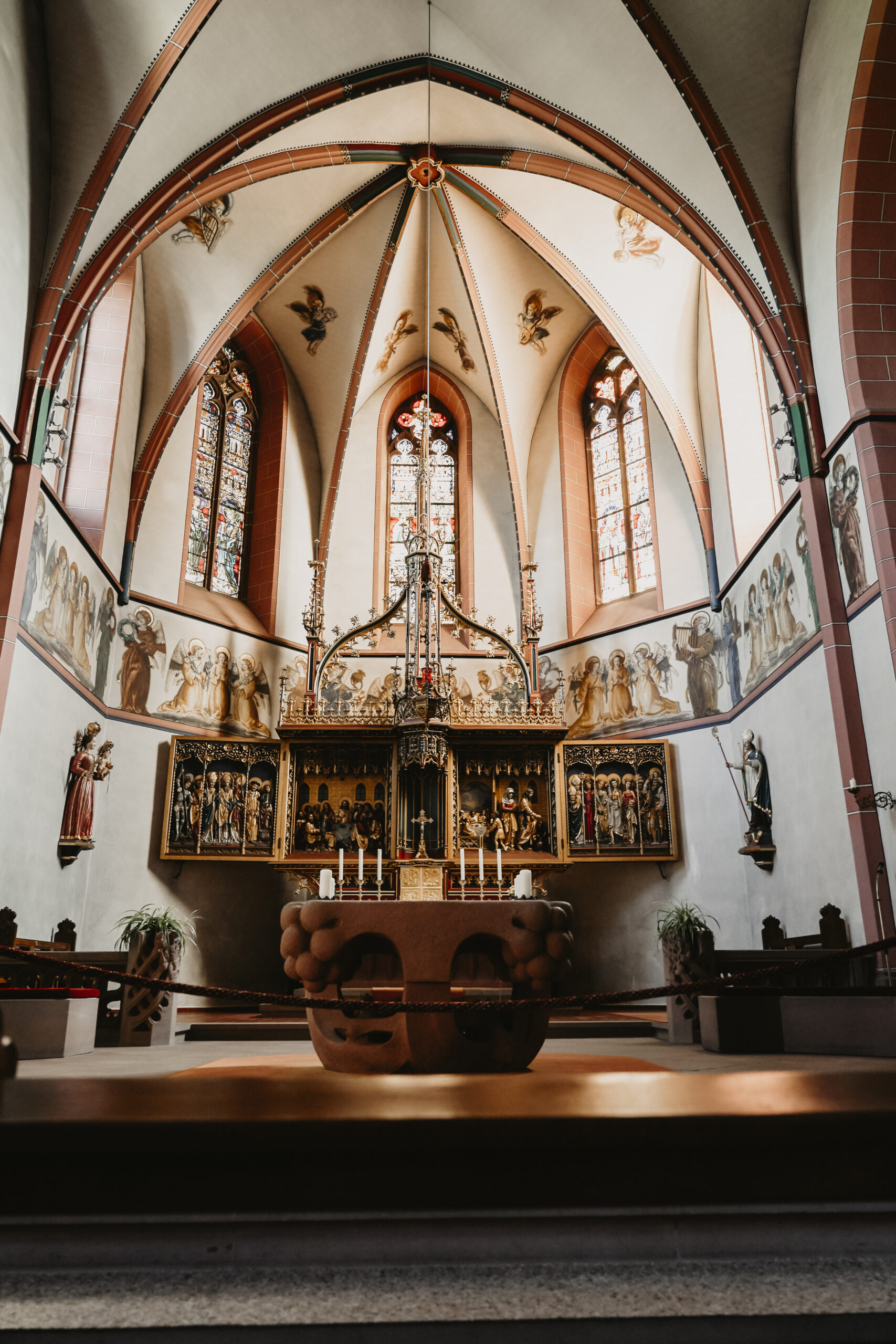 Frontale Aufnahme des Altars in der Kirche mit einer magischen Energie und den bemalten Kirchenfenstern.