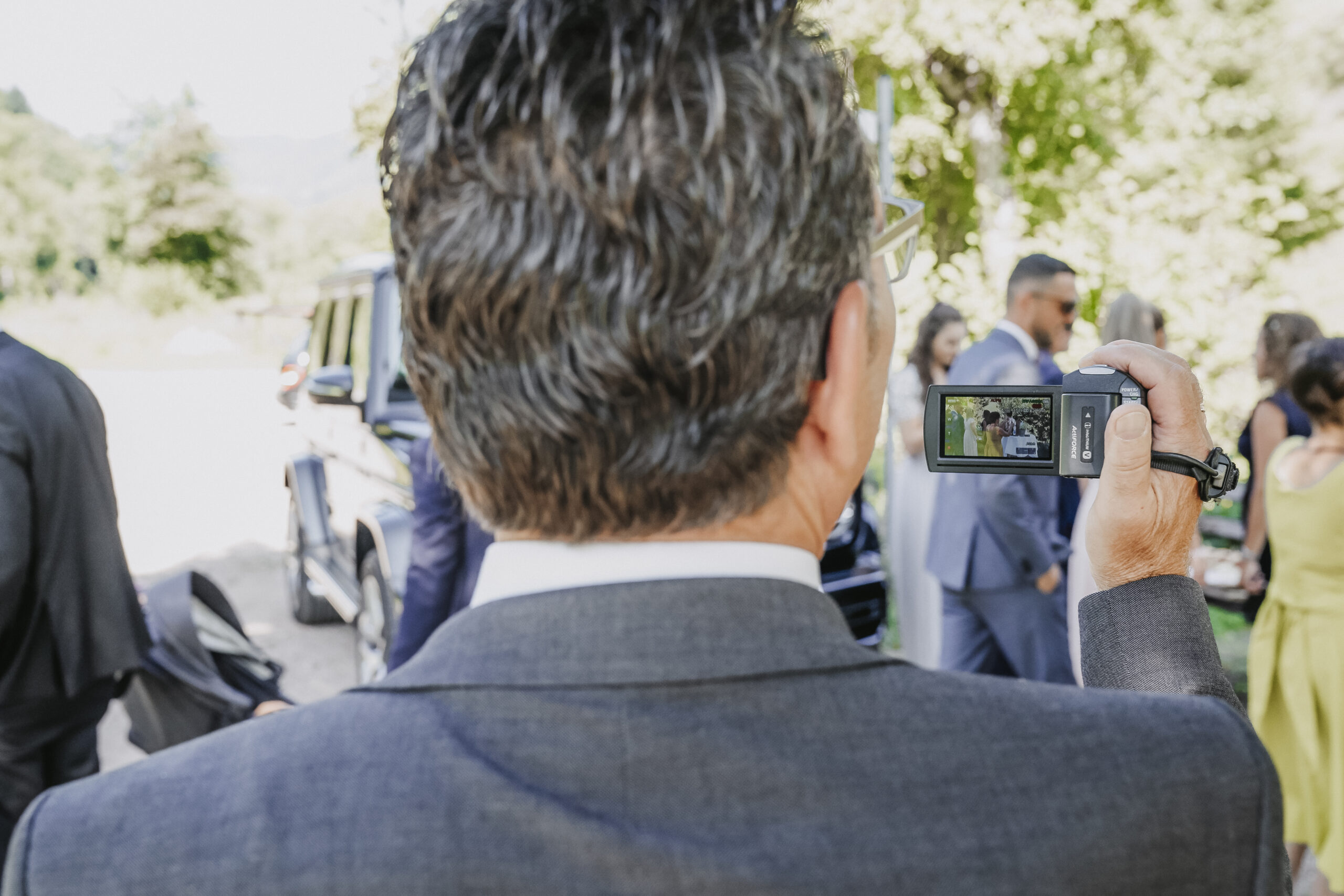 Reportagenbild der Hochzeit wie ein Mann die Szene filmt