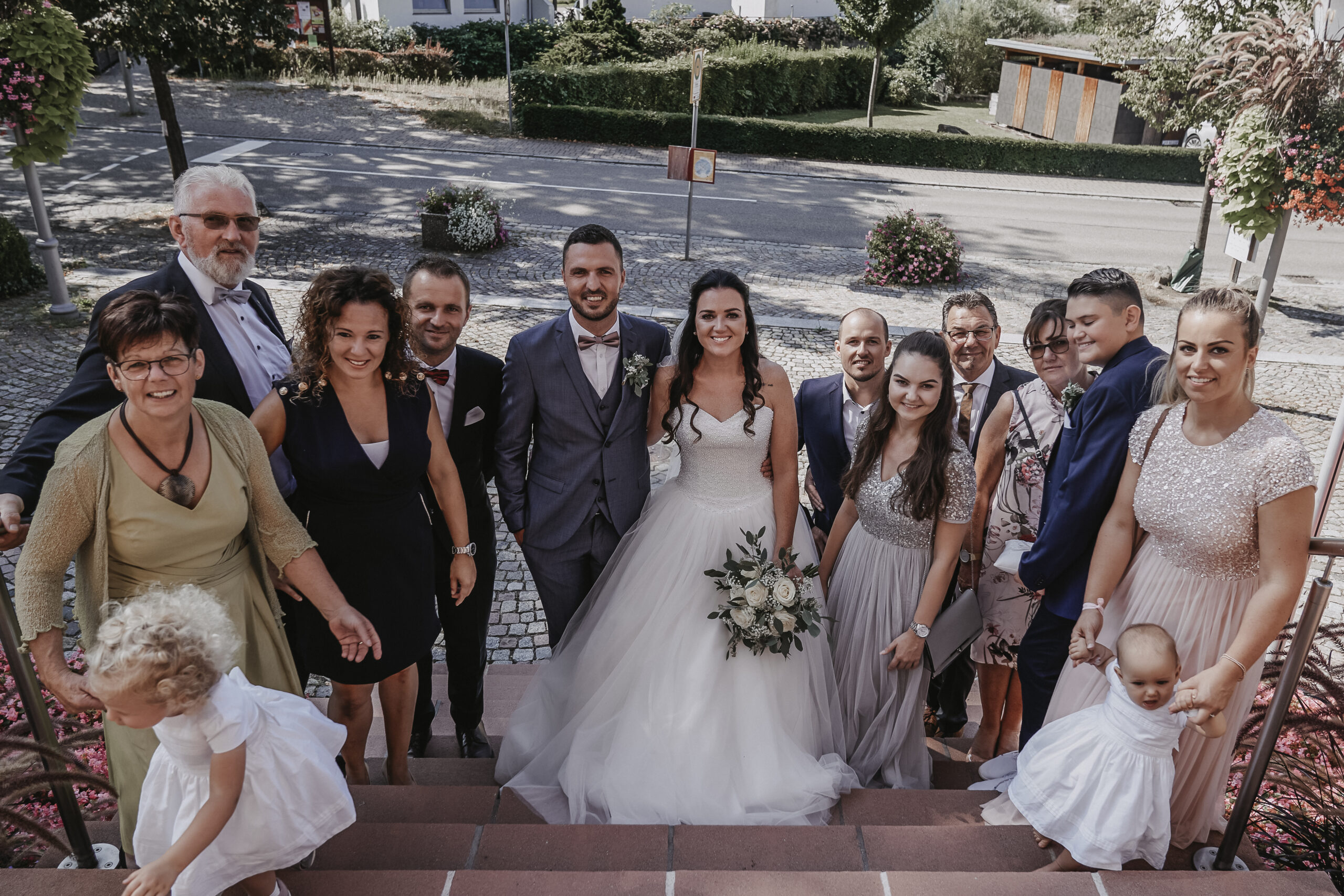 Hochzeitsgäste zum Standesamt Gruppenfoto, Standesamt Waldkirch, alle lachen in die Kamera