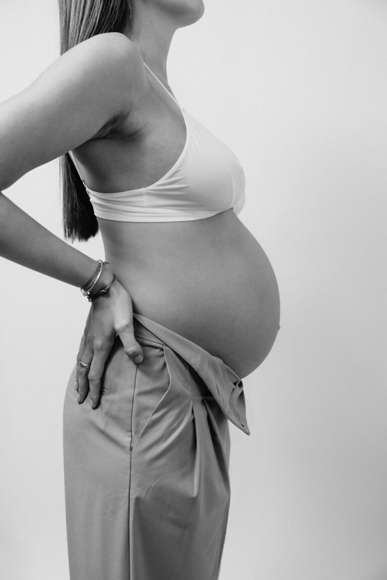 Ein schwarz weiß Bild von einer schwangeren Frau von der Seite ganz klassisch und ruhig gehalten