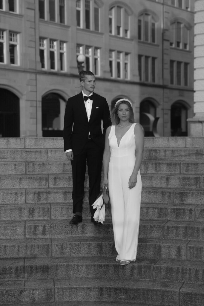 Das Brautpaar auf dem Bellevue Platz in Zürich während die anderen Personen vorbei laufen und verschwommen sind.