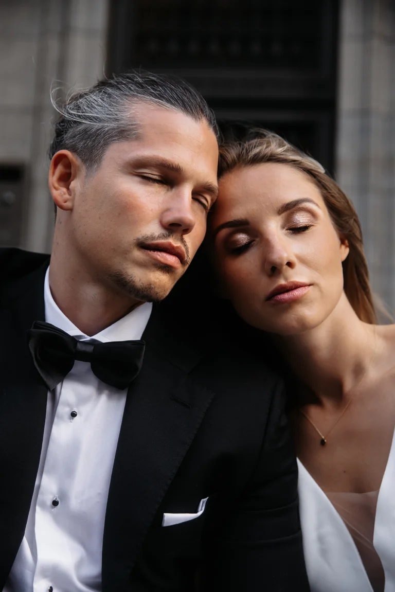 Hochzeitsfotografin Zürich - Brautpaar hat die Augen zu und schmiegt sich aneinander
